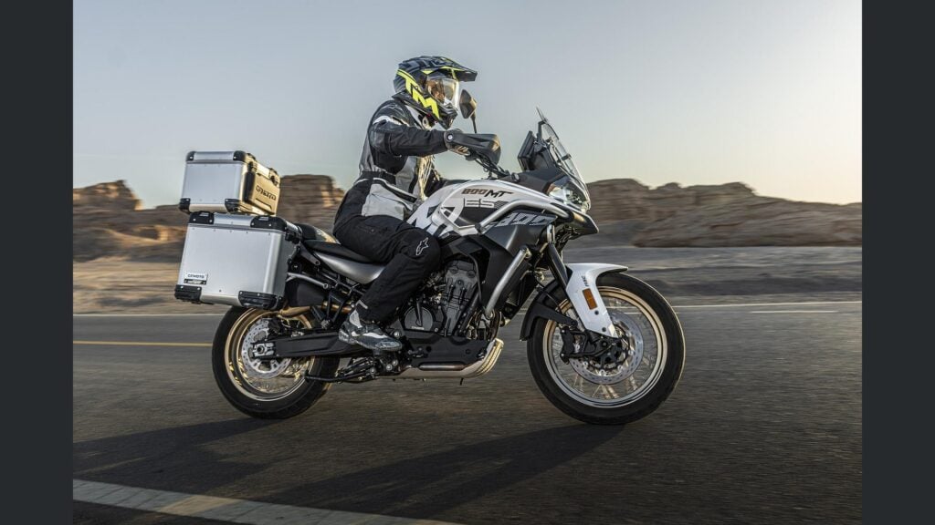 une 800 cm³ avec amortisseurs kyb semi actifs et tout l’électronique moderne cfmoto lance une 800mt es qui n’a plus grand chose à envier aux marques premiums 2