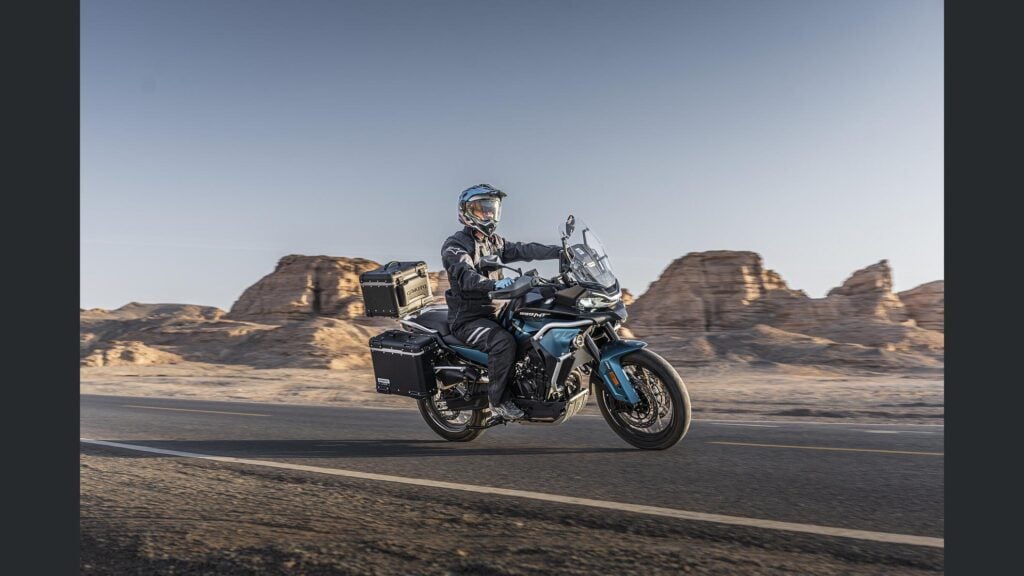 une 800 cm³ avec amortisseurs kyb semi actifs et tout l’électronique moderne cfmoto lance une 800mt es qui n’a plus grand chose à envier aux marques premiums 3
