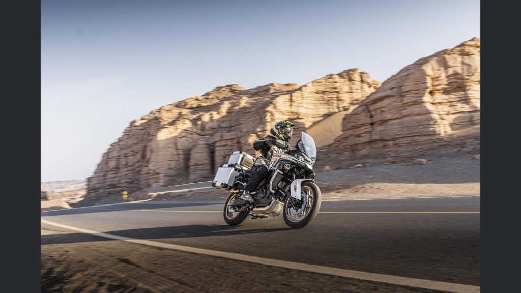 une 800 cm³ avec amortisseurs kyb semi actifs et tout l’électronique moderne cfmoto lance une 800mt es qui n’a plus grand chose à envier aux marques premiums 4