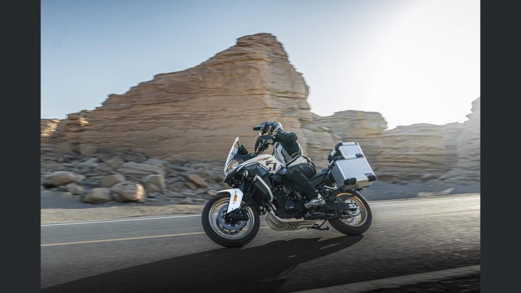 une 800 cm³ avec amortisseurs kyb semi actifs et tout l’électronique moderne cfmoto lance une 800mt es qui n’a plus grand chose à envier aux marques premiums 5
