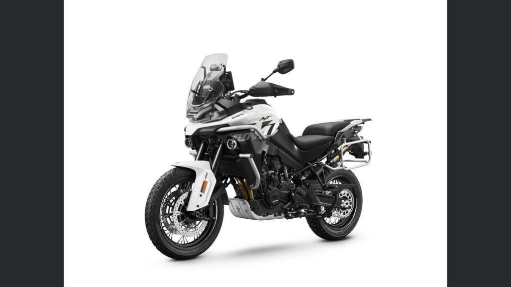 une 800 cm³ avec amortisseurs kyb semi actifs et tout l’électronique moderne cfmoto lance une 800mt es qui n’a plus grand chose à envier aux marques premiums 6