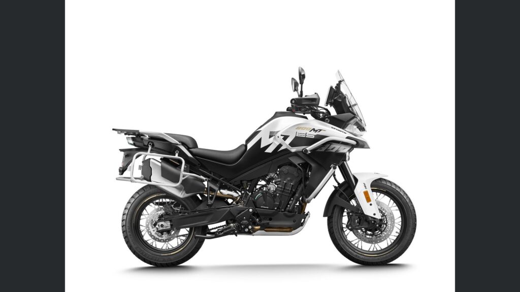 une 800 cm³ avec amortisseurs kyb semi actifs et tout l’électronique moderne cfmoto lance une 800mt es qui n’a plus grand chose à envier aux marques premiums 7
