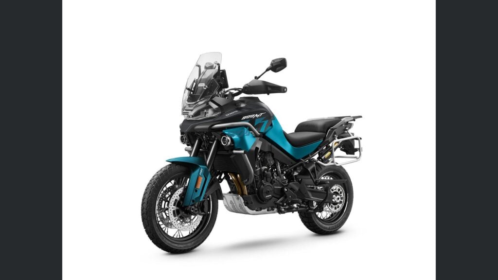 une 800 cm³ avec amortisseurs kyb semi actifs et tout l’électronique moderne cfmoto lance une 800mt es qui n’a plus grand chose à envier aux marques premiums 8