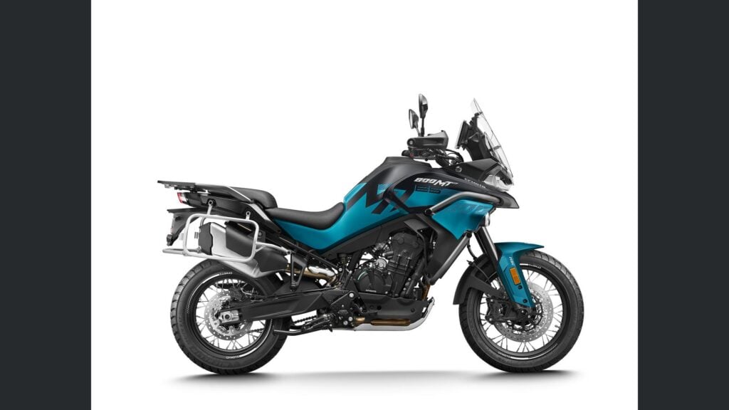 une 800 cm³ avec amortisseurs kyb semi actifs et tout l’électronique moderne cfmoto lance une 800mt es qui n’a plus grand chose à envier aux marques premiums 9
