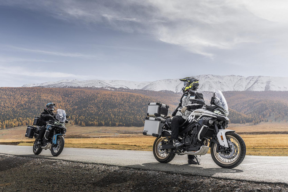 une 800 cm³ avec amortisseurs kyb semi actifs et tout l’électronique moderne cfmoto lance une 800mt es qui n’a plus grand chose à envier aux marques premiums