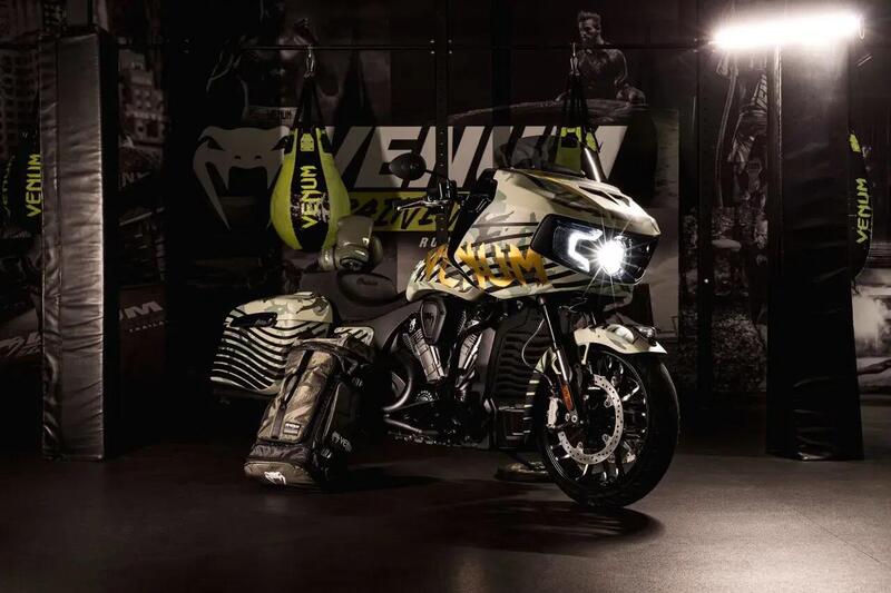 vous pensiez avoir tout vu en éditions spéciales l’indian challenger venum mélange bagger de 1 800 cm³ et esprit cage de mma, avec un look qu’on croirait sorti de l’octogone 1
