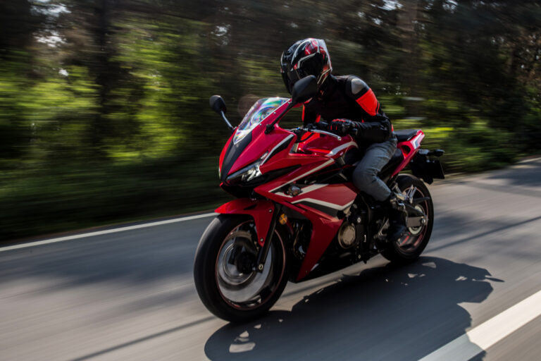 Marre d’une moto molle au démarrage ? Ce simple ajustement de transmission la rend plus nerveuse en 30 minutes, sans reprogrammation ni échappement racing