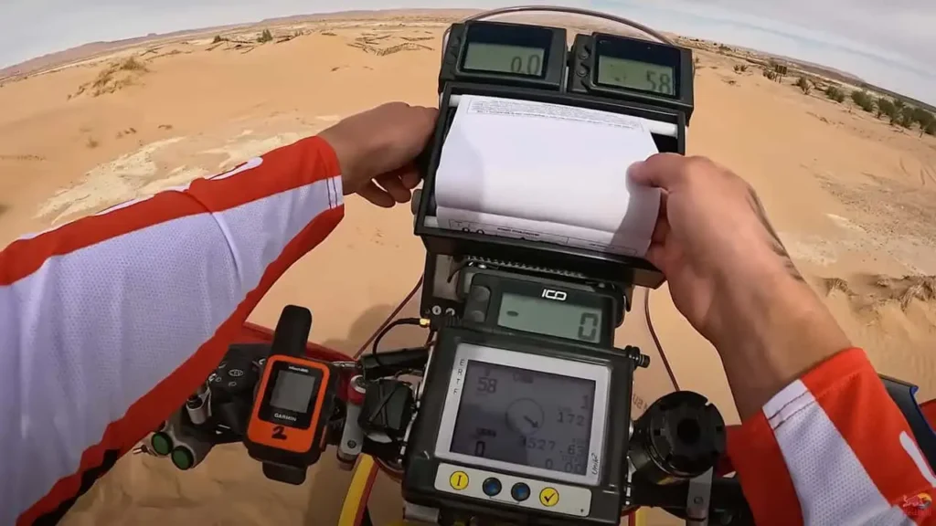 À plus de 160 kmh et sans gps voici le secret fou des pilotes moto du dakar pour s’orienter dans le désert 1