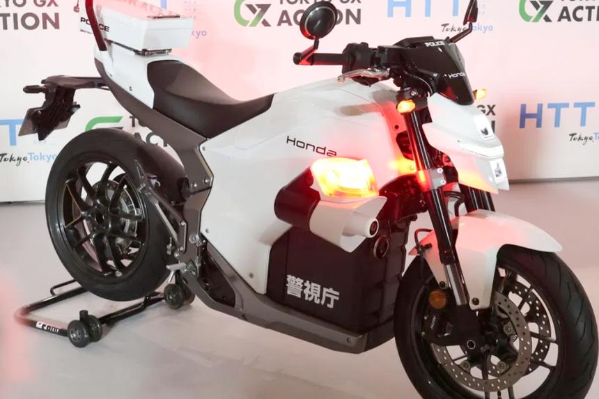 au japon, les forces de l’ordre patrouillent en honda wn7 100 % électrique ce choix historique en dit long sur l’avenir des motos de police en europe et sur nos routes françaises 1