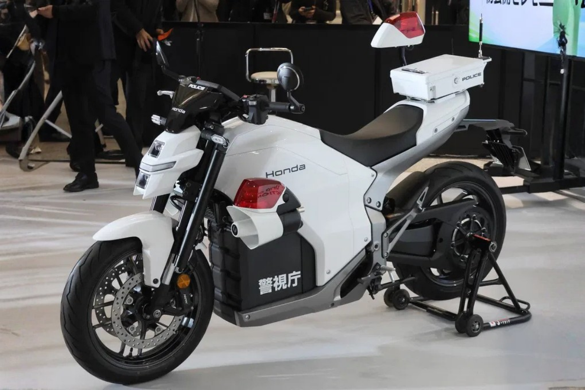 au japon, les forces de l’ordre patrouillent en honda wn7 100 % électrique ce choix historique en dit long sur l’avenir des motos de police en europe et sur nos routes françaises
