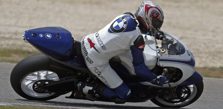 bmw rêvait de motogp sans l’avouer ce tricylindre proto développé en cachette à modène a coûté des millions et offert à la marque sa superbike de légende 1