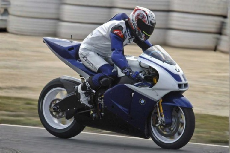 bmw rêvait de motogp sans l’avouer ce tricylindre proto développé en cachette à modène a coûté des millions et offert à la marque sa superbike de légende