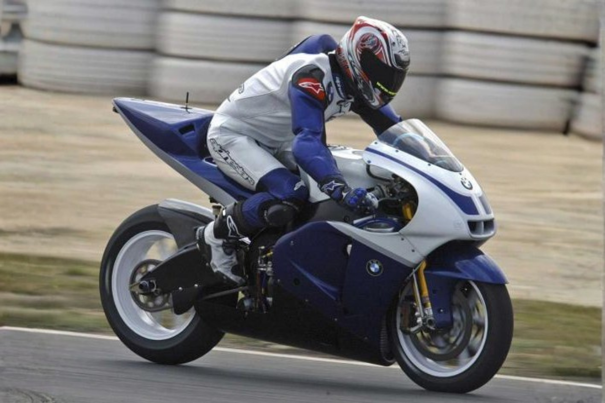 bmw rêvait de motogp sans l’avouer ce tricylindre proto développé en cachette à modène a coûté des millions et offert à la marque sa superbike de légende