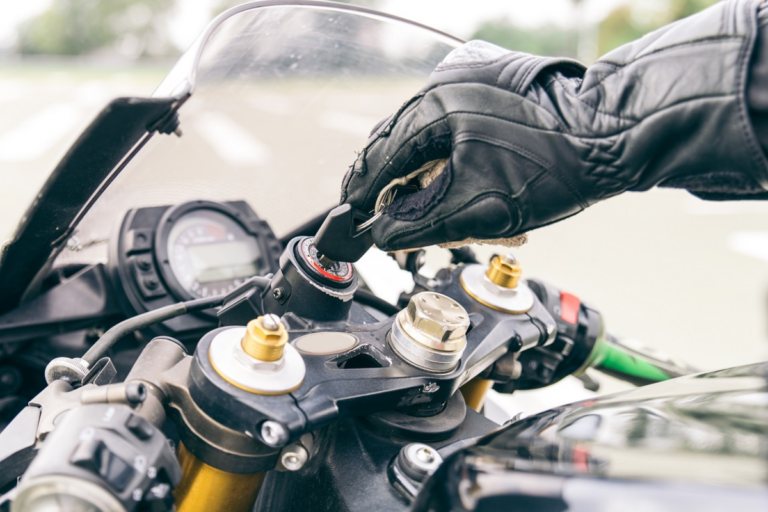 ce geste que font encore trop de motards en démarrant leur moto détruit la lubrification, use l’arbre à cames et peut finir en serrage complet