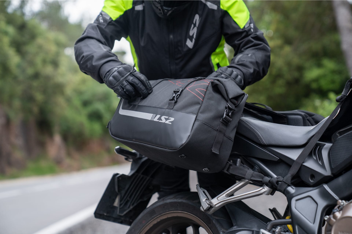 ces nouveaux bagages moto ls2 promettent 40 l étanches pour moins de 200 € la fin des valises rigides hors de prix