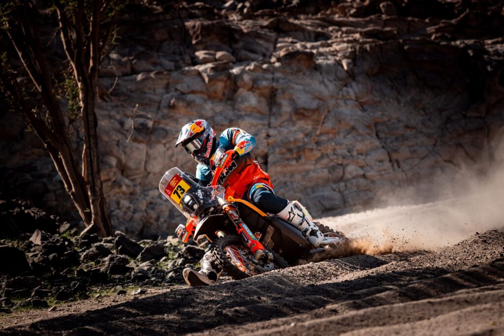 cet “enfant prodige” espagnol de 20 ans roule pour ktm, s’entraîne avec márquez et est en train de voler le dakar 2026 sous le nez des vétérans 2