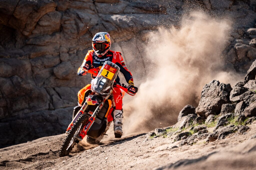 cet “enfant prodige” espagnol de 20 ans roule pour ktm, s’entraîne avec márquez et est en train de voler le dakar 2026 sous le nez des vétérans 3