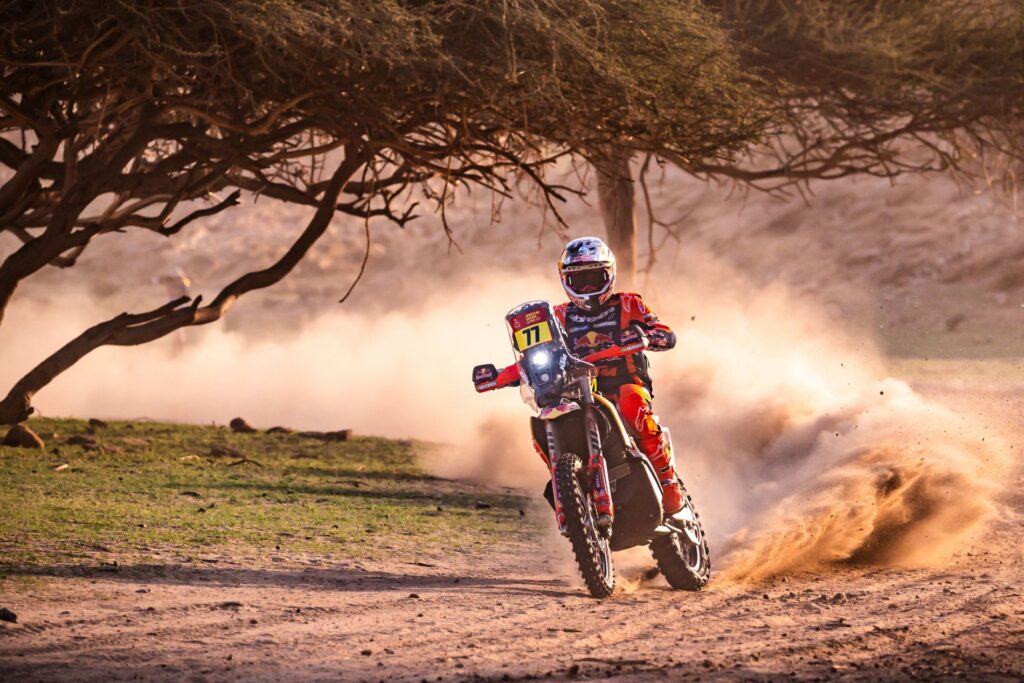 cet “enfant prodige” espagnol de 20 ans roule pour ktm, s’entraîne avec márquez et est en train de voler le dakar 2026 sous le nez des vétérans 4