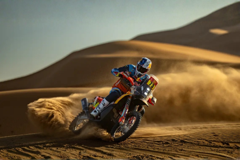 cet “enfant prodige” espagnol de 20 ans roule pour ktm, s’entraîne avec márquez et est en train de voler le dakar 2026 sous le nez des vétérans