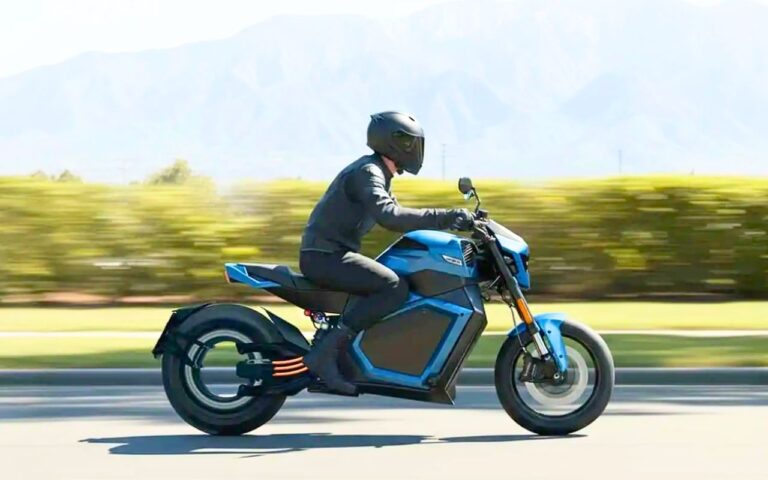 Cette moto est une première mondiale : batterie solide, recharge en moins de 10 minutes et près de 595 km d’autonomie revendiqués
