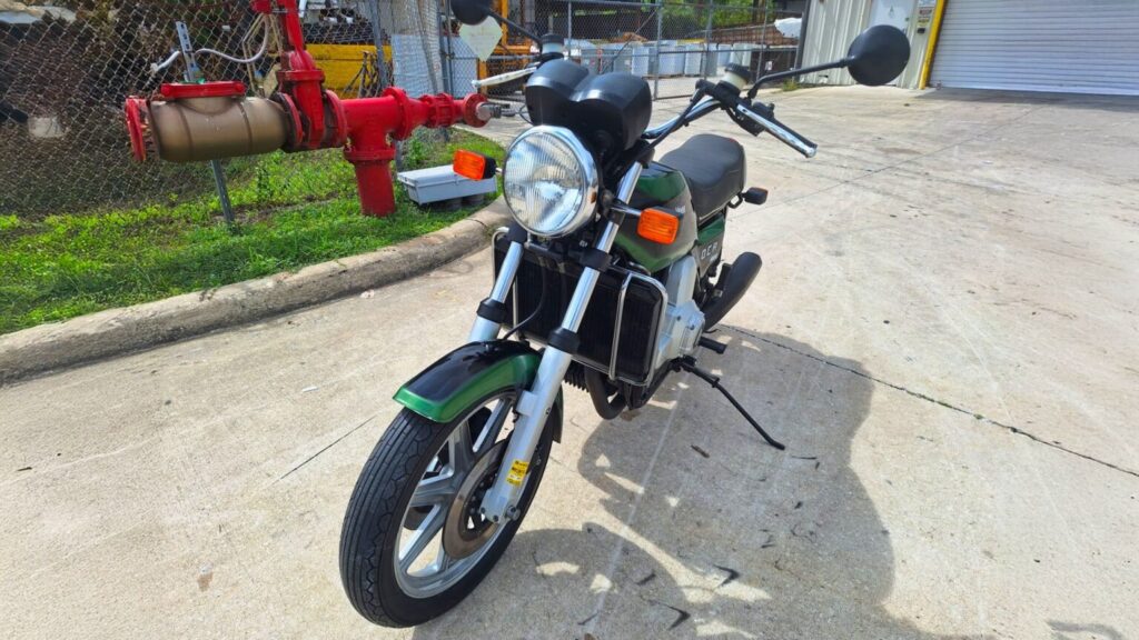 cette moto wankel de 1 000 cc n’a été produite qu’à 38 exemplaires une van veen ocr1000 en état d’origine part à las vegas et pourrait dépasser les 100 000 € 16