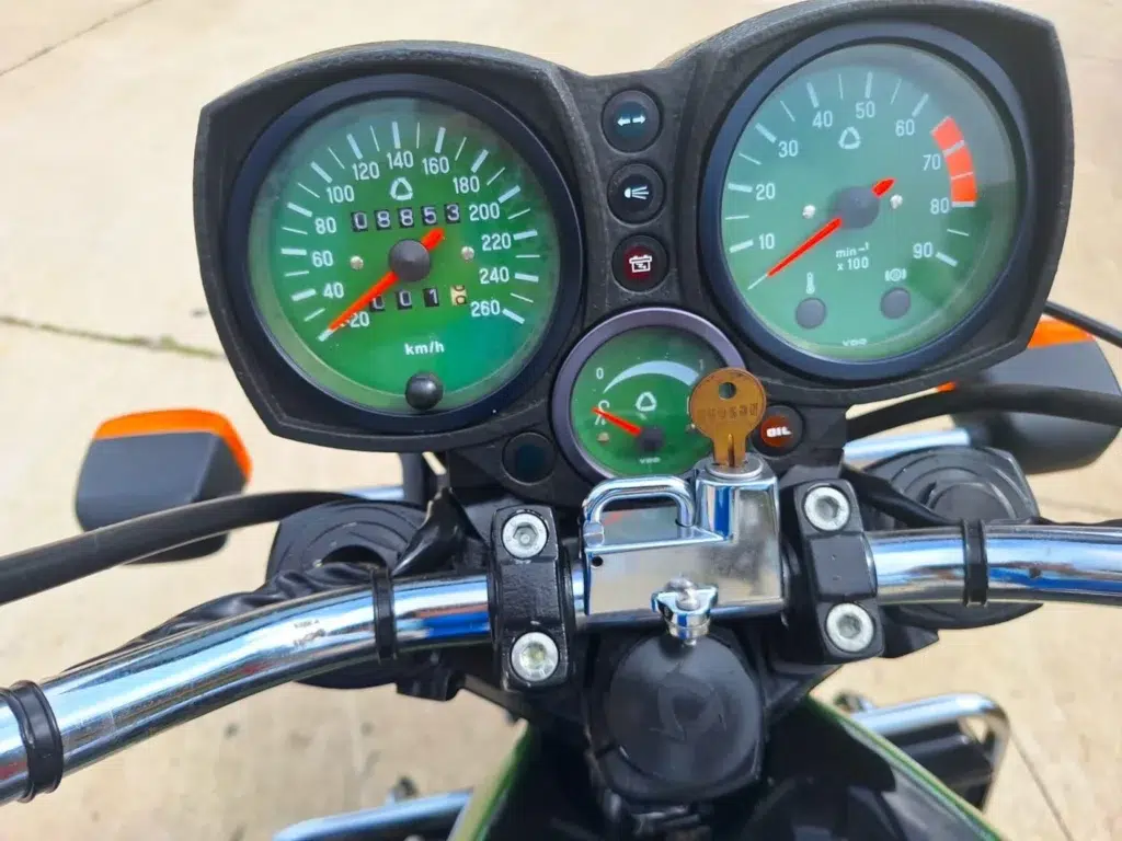 cette moto wankel de 1 000 cc n’a été produite qu’à 38 exemplaires une van veen ocr1000 en état d’origine part à las vegas et pourrait dépasser les 100 000 € 17