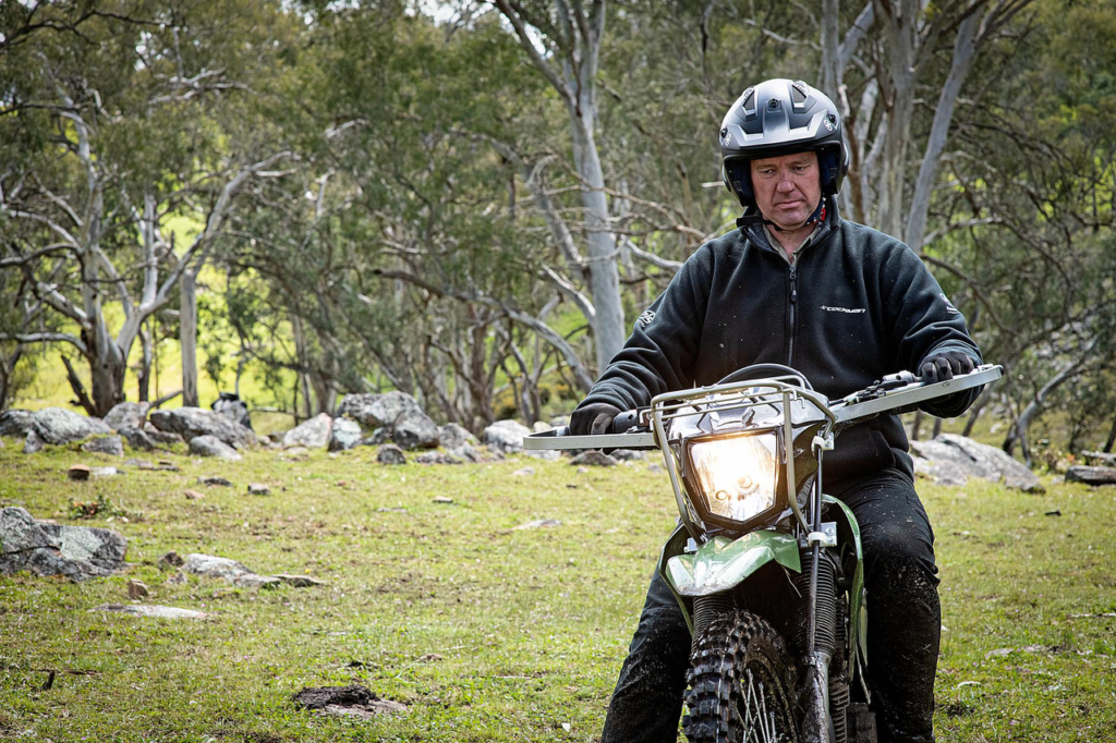 cette nouvelle kawasaki stockman de 233 cm³ ne dépassera jamais les 100 kmh, mais ces éleveurs d’australie se l’arrachent déjà 5
