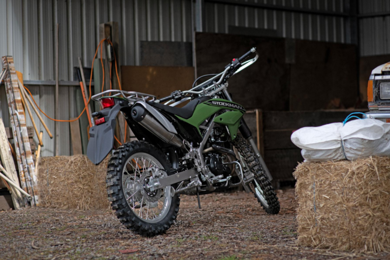 cette nouvelle kawasaki stockman de 233 cm³ ne dépassera jamais les 100 kmh, mais ces éleveurs d’australie se l’arrachent déjà