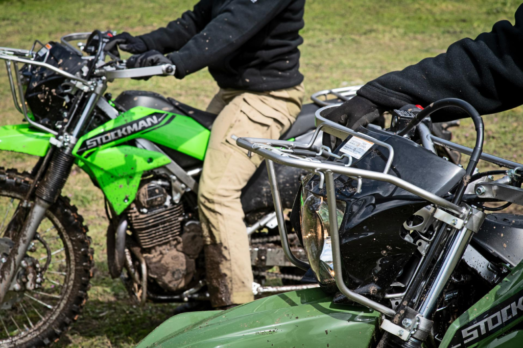 cette nouvelle kawasaki stockman de 233 cm³ ne dépassera jamais les 100 kmh, mais ces éleveurs d’australie se l’arrachent déjà 9