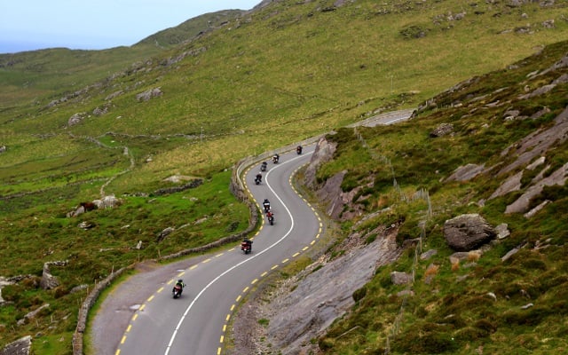 cette route irlandaise est la plus sauvage du monde pour les motards 2 500 km de vent, de guinness et de paysages qui vous feront oublier l’autoroute 10