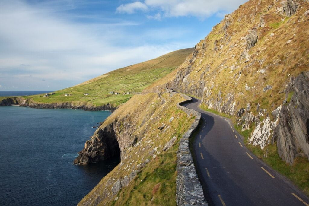 cette route irlandaise est la plus sauvage du monde pour les motards 2 500 km de vent, de guinness et de paysages qui vous feront oublier l’autoroute 12