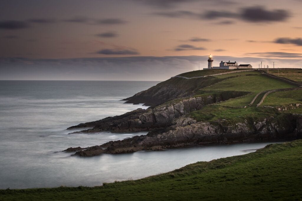 cette route irlandaise est la plus sauvage du monde pour les motards 2 500 km de vent, de guinness et de paysages qui vous feront oublier l’autoroute 13
