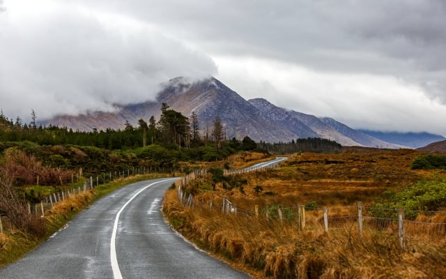 cette route irlandaise est la plus sauvage du monde pour les motards 2 500 km de vent, de guinness et de paysages qui vous feront oublier l’autoroute 8