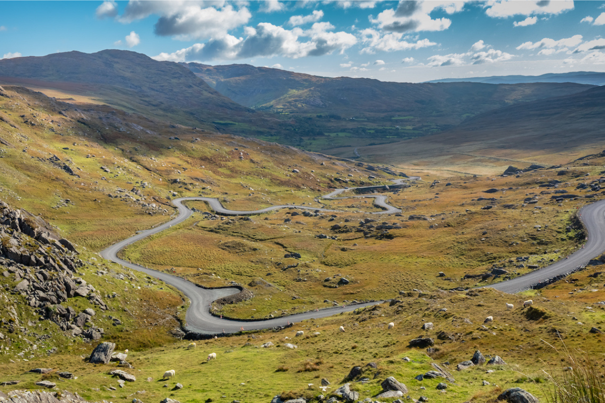 cette route irlandaise est la plus sauvage du monde pour les motards 2 500 km de vent, de guinness et de paysages qui vous feront oublier l’autoroute
