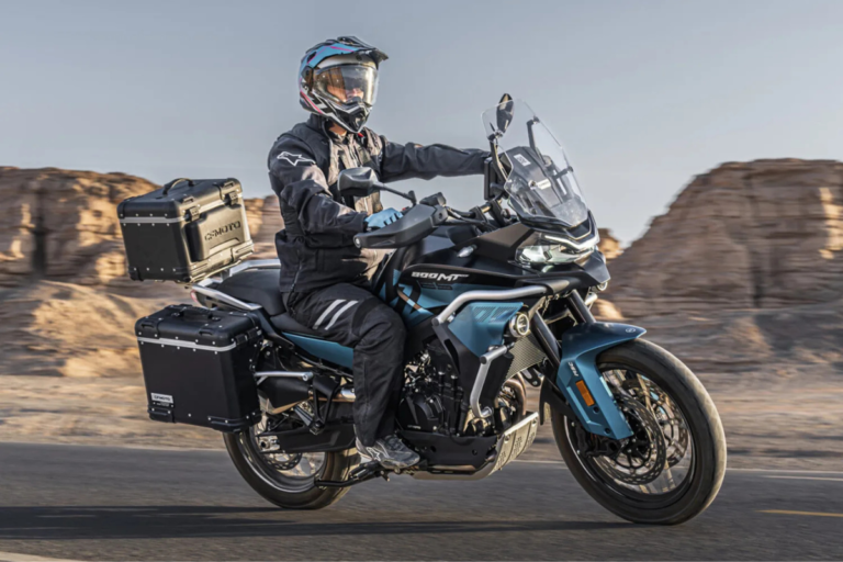 Cette moto chinoise à suspensions pilotées veut casser le marché : la CFMoto 800MT ES promet le confort d’une BMW GS pour beaucoup moins cher
