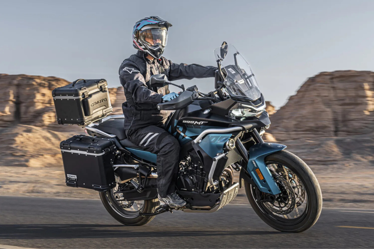 Cette moto chinoise à suspensions pilotées veut casser le marché : la CFMoto 800MT ES promet le confort d’une BMW GS pour beaucoup moins cher