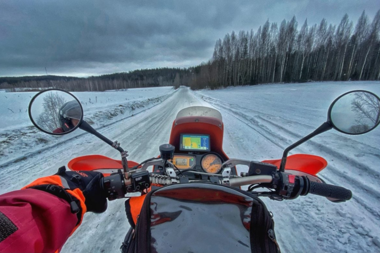 Le paradis des motards en hiver se trouve en Laponie : un circuit nocturne avec des milliers de LEDs et des virages qui donnent le vertige