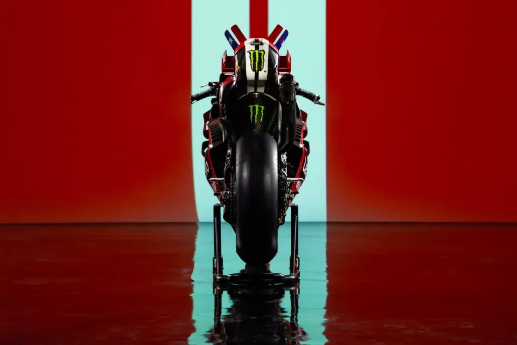 ducati dévoile son rouge du centenaire en motogp 2026, et marc márquez vise enfin un huitième titre historique 8