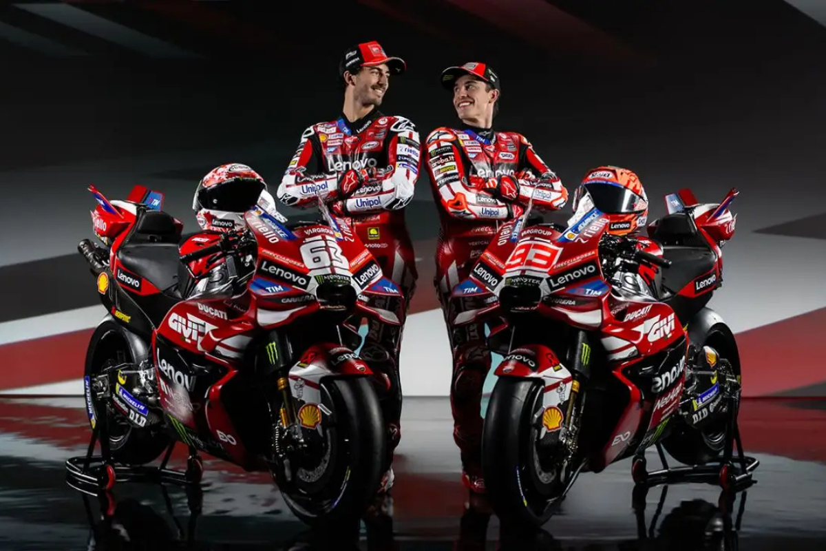 ducati dévoile son rouge du centenaire en motogp 2026, et marc márquez vise enfin un huitième titre historique