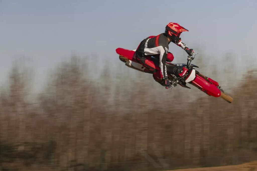 ducati lâche enfin sa cross la plus radicale la desmo450 mx factory plus légère, full akrapovic et prête à gagner tous les départs en grille en 2026 1