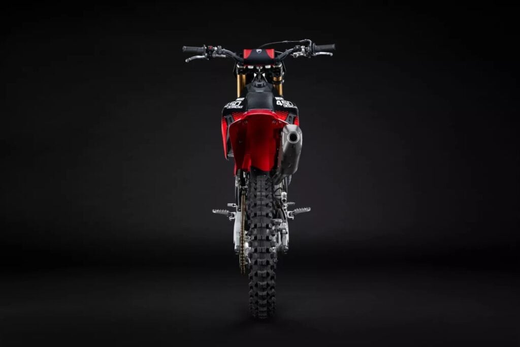 ducati lâche enfin sa cross la plus radicale la desmo450 mx factory plus légère, full akrapovic et prête à gagner tous les départs en grille en 2026 10