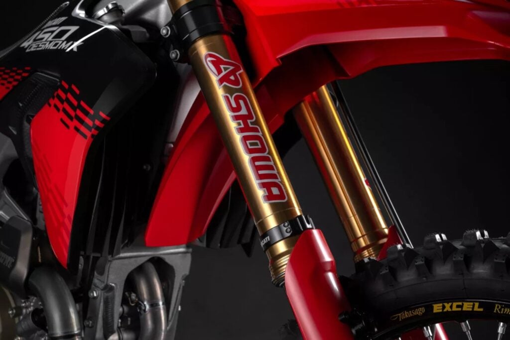 ducati lâche enfin sa cross la plus radicale la desmo450 mx factory plus légère, full akrapovic et prête à gagner tous les départs en grille en 2026 11
