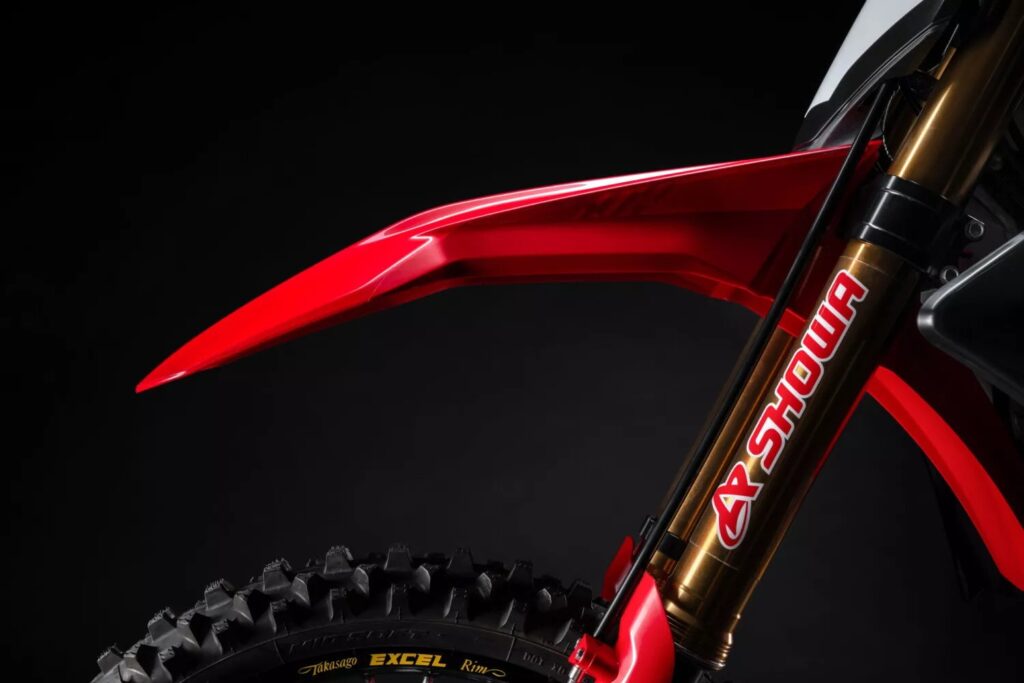 ducati lâche enfin sa cross la plus radicale la desmo450 mx factory plus légère, full akrapovic et prête à gagner tous les départs en grille en 2026 12
