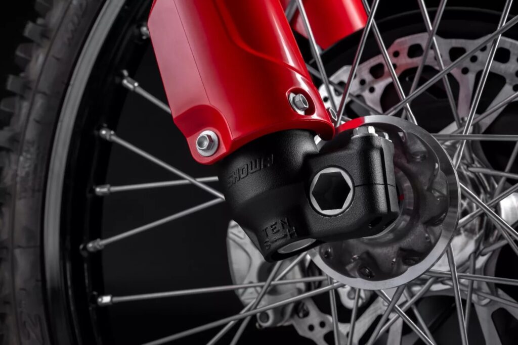 ducati lâche enfin sa cross la plus radicale la desmo450 mx factory plus légère, full akrapovic et prête à gagner tous les départs en grille en 2026 13