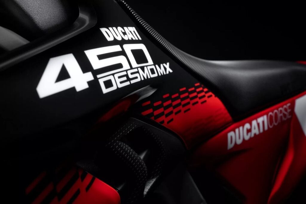 ducati lâche enfin sa cross la plus radicale la desmo450 mx factory plus légère, full akrapovic et prête à gagner tous les départs en grille en 2026 14