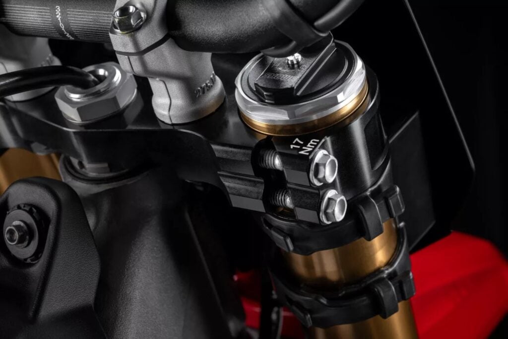 ducati lâche enfin sa cross la plus radicale la desmo450 mx factory plus légère, full akrapovic et prête à gagner tous les départs en grille en 2026 15