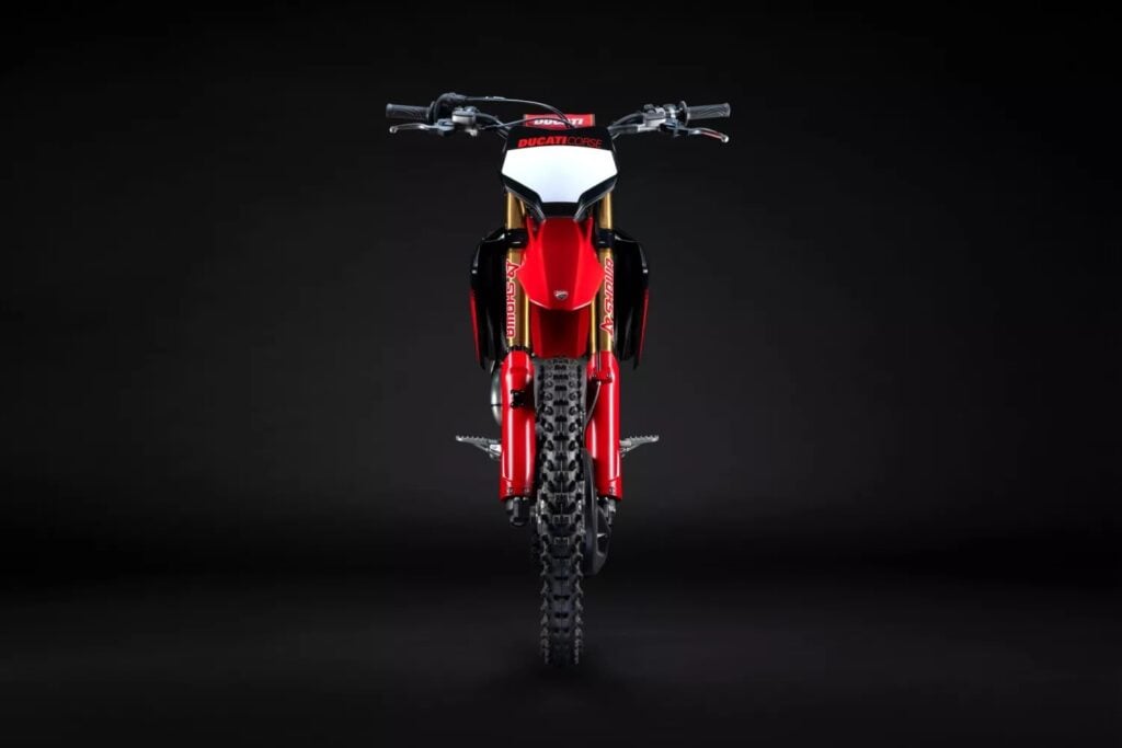 ducati lâche enfin sa cross la plus radicale la desmo450 mx factory plus légère, full akrapovic et prête à gagner tous les départs en grille en 2026 17