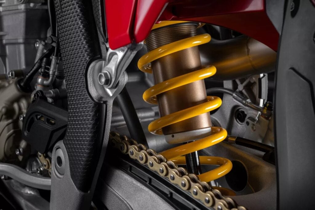 ducati lâche enfin sa cross la plus radicale la desmo450 mx factory plus légère, full akrapovic et prête à gagner tous les départs en grille en 2026 18