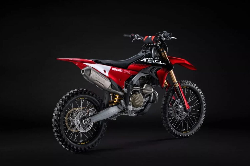 ducati lâche enfin sa cross la plus radicale la desmo450 mx factory plus légère, full akrapovic et prête à gagner tous les départs en grille en 2026 19