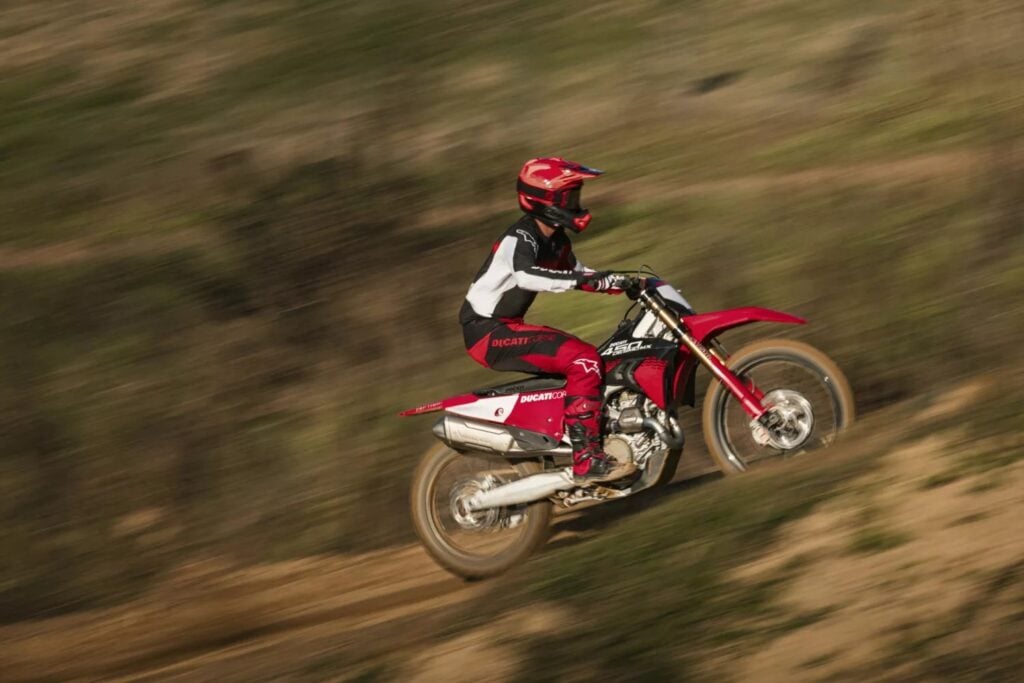 ducati lâche enfin sa cross la plus radicale la desmo450 mx factory plus légère, full akrapovic et prête à gagner tous les départs en grille en 2026 2